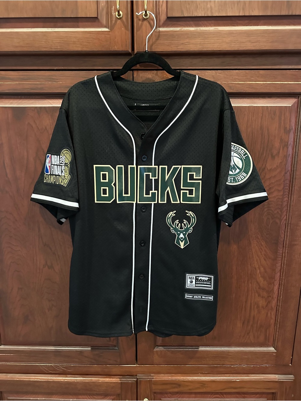 Milwaukee Bucks baseball shirt sz L
